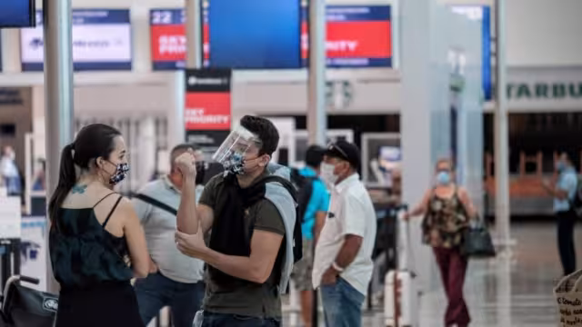 Estados Unidos pide a sus habitantes no realizar viajes a México y otros países por alza en contagios de COVID-19. Foto: EFE