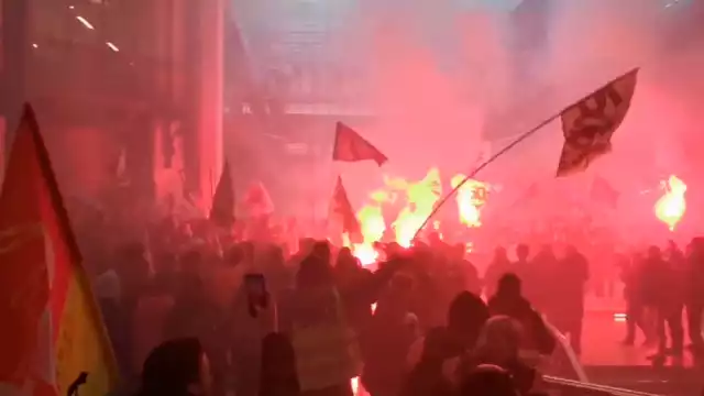 Se ve a los manifestantes entrando en el edificio y levantando pancartas