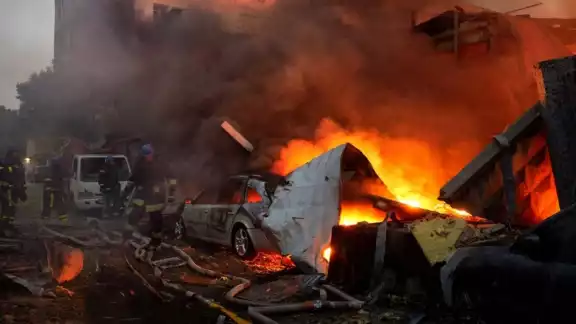 Rusia y Ucrania se atacan con drones y misiles: causan dos muertos en Kyiv y daños en una base aérea del Kremlin Rusia y Ucrania se atacan con drones y misiles: causan dos muertos en Kyiv y daños en una base aérea del Kremlin