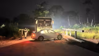 Iban en un autobús de turismo que impactó con un auto en un camino secundario,
entre parcelas y un río