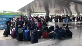 La familia abandonó las instalaciones de la Terminal 2, llamando la atención de los trabajadores y turistas