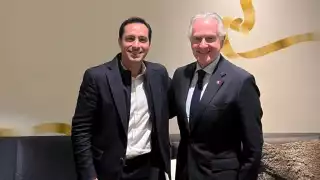 Mauricio Vila posando junto a Santiago Creel