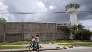 Derechos Humanos advierte déficit de custodios y cientos de personas sin sentencia en penales de Yucatán