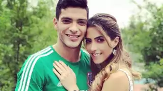 Pareja de Raúl Jiménez arremete contra los críticos del futbolista