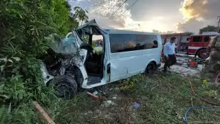 Aparatoso accidente entre una Van y un camión en Tulum deja varios heridos