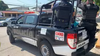 La policía detuvo a tres hombres que están sin identificar