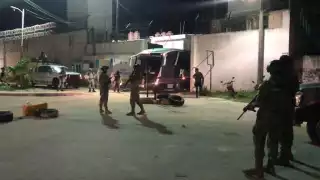 Los reos fueron trasladados en un autobús custodiado. Foto: Rodolfo  Flores