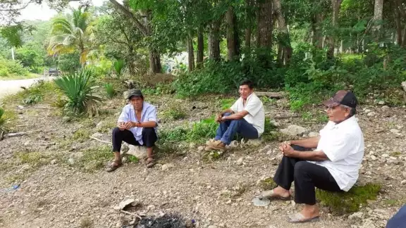 Los labriegos mencionan que las autoridades no hacen nada al respecto, porque éstos sí tienen un salario fijo, y ellos, no.