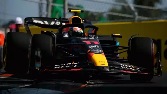Checo vivió una complicada calificación, bajo un intenso calor en Miam