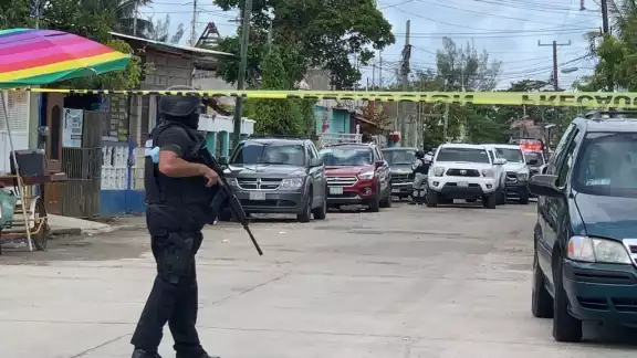 Elementos de seguridad fuertemente armados cercaron la vialidad en busca de narcóticos en dos colonias de la isla Elementos de seguridad fuertemente armados cercaron la vialidad en busca de narcóticos en dos colonias de la isla