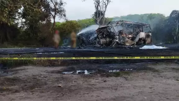 Las 18 personas viajaban en el camión de pasajeros