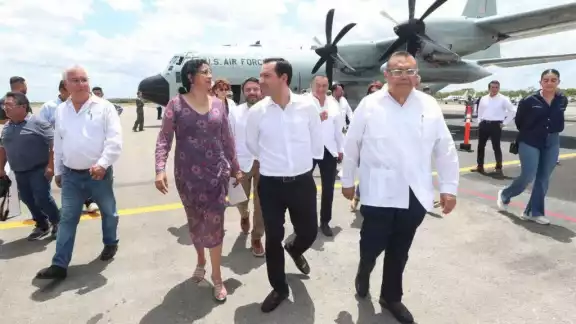 El gobernador Mauricio Vila visitó el avión cazahuracanes El gobernador Mauricio Vila visitó el avión cazahuracanes
