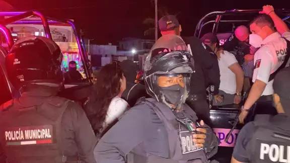Al lugar de los hechos llegaron decenas de elementos de la Policía Municipal y Estatal, quienes lograron controlar la situación Al lugar de los hechos llegaron decenas de elementos de la Policía Municipal y Estatal, quienes lograron controlar la situación