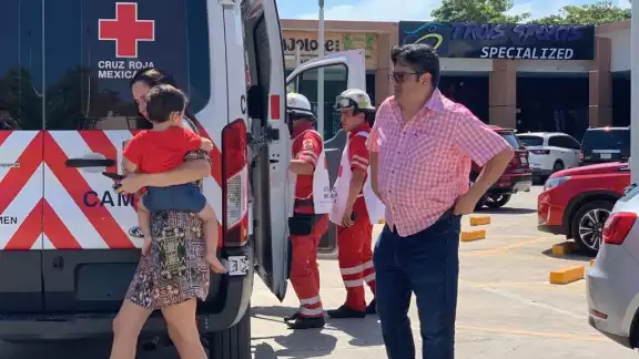 Durante 40 minutos el menor se quedó atrapado al interior de una camioneta en Ciudad del Carmen Durante 40 minutos el menor se quedó atrapado al interior de una camioneta en Ciudad del Carmen