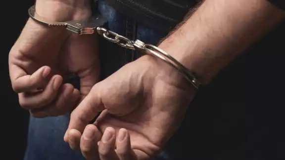 El hombre además arrojó el teléfono de la mujer al suelo El hombre además arrojó el teléfono de la mujer al suelo