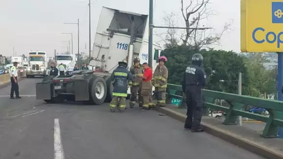 Camión choca y queda suspendido en puente de la avenida Gustavo Baz Camión choca y queda suspendido en puente de la avenida Gustavo Baz