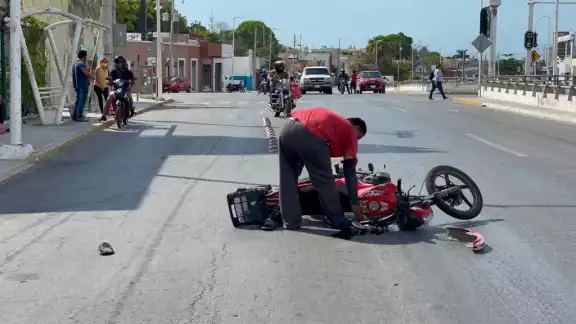 Motociclista herido tras accidente; el culpable huyó del lugar Motociclista herido tras accidente; el culpable huyó del lugar