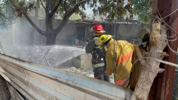 Bomberos lograron sofocar las llamas que ya se propagaban a otras viviendas