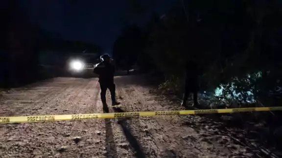 Al lugar llegaron elementos policiales para acordonar el área y esperar el levantamiento del cuerpo