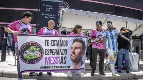 El astro argentino se pondrá a las órdenes de su compatriota Gerardo Martino, donde se reunirá con Sergio Busquets, también ex jugador del Barcelona
El astro argentino se pondrá a las órdenes de su compatriota Gerardo Martino, donde se reunirá con Sergio Busquets, también ex jugador del Barcelona
