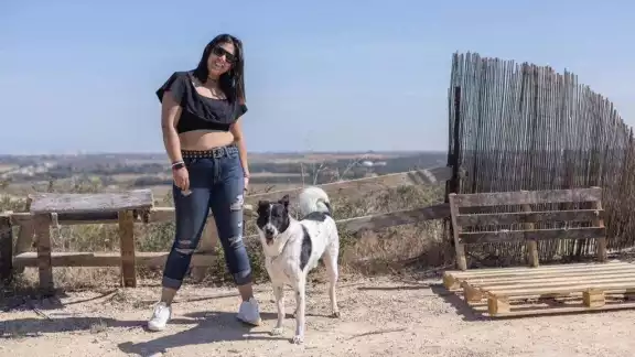 Decidió vivir con su novio en Medio Oriente junto a su perrito”Nuni”.
+ Decidió vivir con su novio en Medio Oriente junto a su perrito”Nuni”.
+