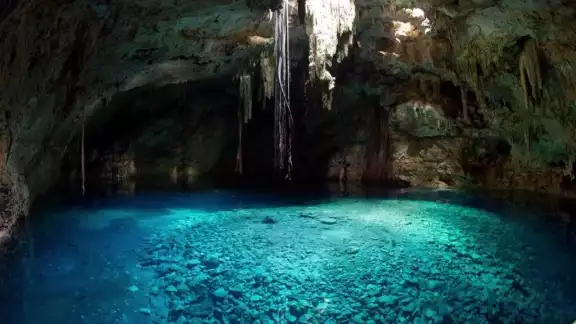 Este ojo de agua tiene 40 metros de largo y 30 metros de ancho Este ojo de agua tiene 40 metros de largo y 30 metros de ancho