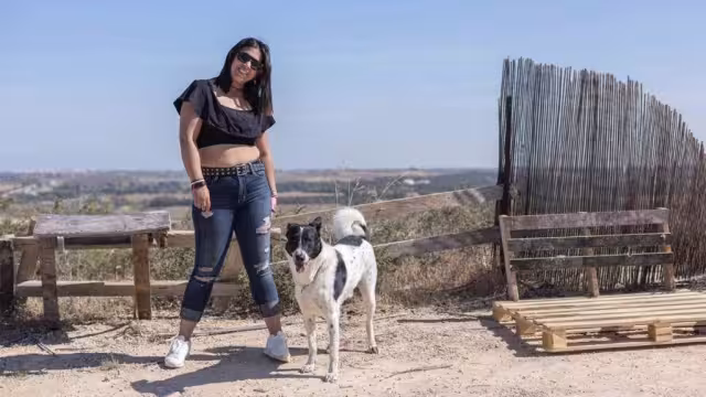 Decidió vivir con su novio en Medio Oriente junto a su perrito”Nuni”.
+