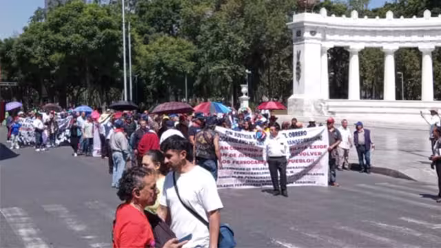 Manifestantes marchan sobre Paseo de la Reforma