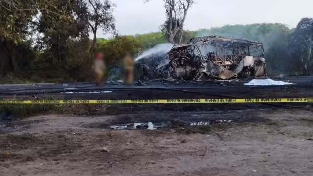 Las 18 personas viajaban en el camión de pasajeros