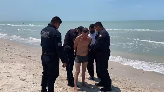 El hombre fue esposado y abordado a la paila de la patrulla para trasladarlo a los separos.