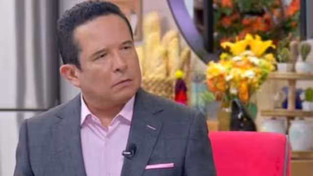 Gustavo Adolfo Infante se mostró devastado en vivo de 'Sale el Sol' al confirmar trágica pérdida de ser querido