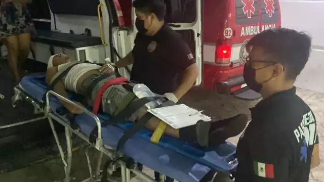 El joven recibió atención de los paramédicos y luego fue trasladado al hospital