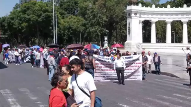 Manifestantes marchan sobre Paseo de la Reforma