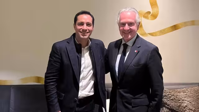 Mauricio Vila posando junto a Santiago Creel