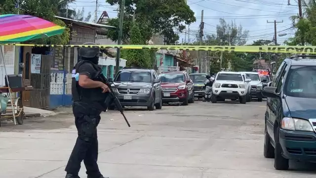Elementos de seguridad fuertemente armados cercaron la vialidad en busca de narcóticos en dos colonias de la isla