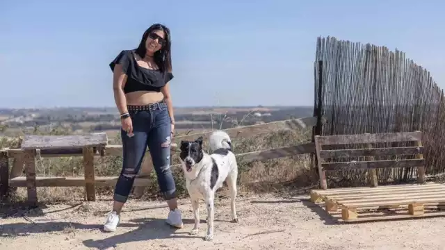 Decidió vivir con su novio en Medio Oriente junto a su perrito”Nuni”.
+