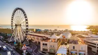 ¿Cuánto cobra un taxi del aeropuerto de Cancún a la Plaza la Isla?
