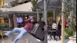 Una distracción la llevó al suelo