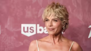 Selma Blair es arrestada tras presuntamente morder a una azafata y golpear a otra en un avión