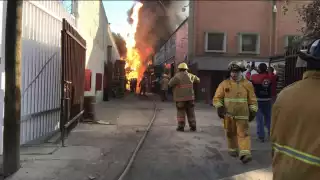 Fábrica de velas se incendia en el Edomex (VIDEO)