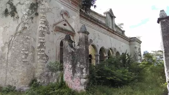 Ninguna autoridad se preocupa en rescatar este edificio cuyo exterior luce íntegro