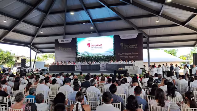 Sin datos y con gente acarreada sucede el primer informe de Maricarmen Hernández en Carrillo Puerto