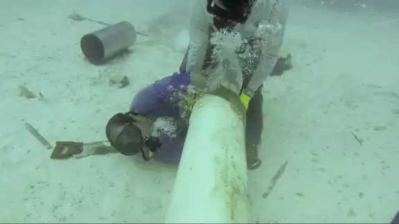 Luego de cuatro meses de haberse dañado la tubería, presuntamente por el paso de un barco, la empresa tampoco rescata la segunda línea de respaldo