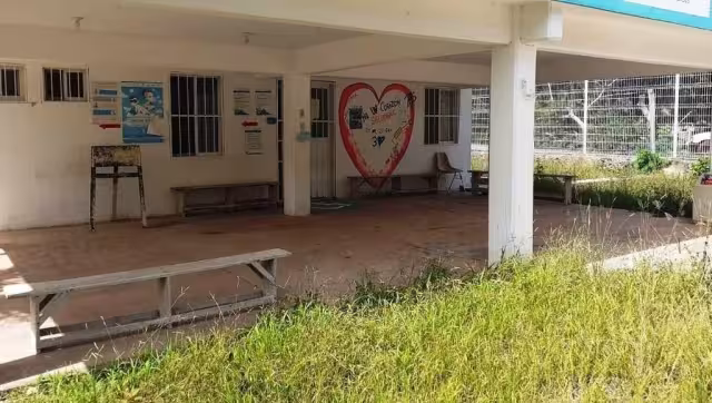 En muchos casos, familiares tienen que desembolsar entre 200 y 465 pesos para completar el trámite.