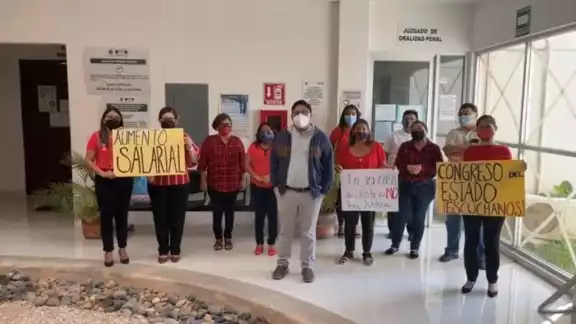 El paro total de labores causó momentos de tensión con usuarios que acudieron a realizar trámites a las oficinas