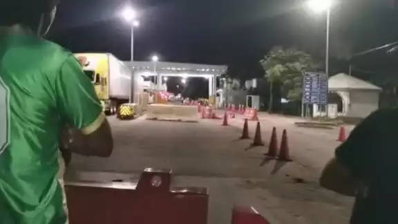 Los familiares cobraban a los automóviles que pasaban por el puente Los familiares cobraban a los automóviles que pasaban por el puente