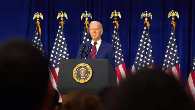Biden emite primer veto de su mandato para proteger una norma de inversiones