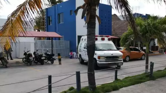 Una ambulancia llegó a la Marina Hacienda del Mar en Puerto Juárez, de Cancún, sólo para confirmar la muerte de la persona Una ambulancia llegó a la Marina Hacienda del Mar en Puerto Juárez, de Cancún, sólo para confirmar la muerte de la persona
