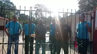 Las madres de familia de la escuela “Nicolás Bravo” dijeron que no liberarán a los trabajadores hasta tener una respuesta positiva de la SEQ