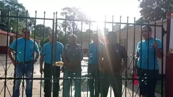 Las madres de familia de la escuela “Nicolás Bravo” dijeron que no liberarán a los trabajadores hasta tener una respuesta positiva de la SEQ Las madres de familia de la escuela “Nicolás Bravo” dijeron que no liberarán a los trabajadores hasta tener una respuesta positiva de la SEQ